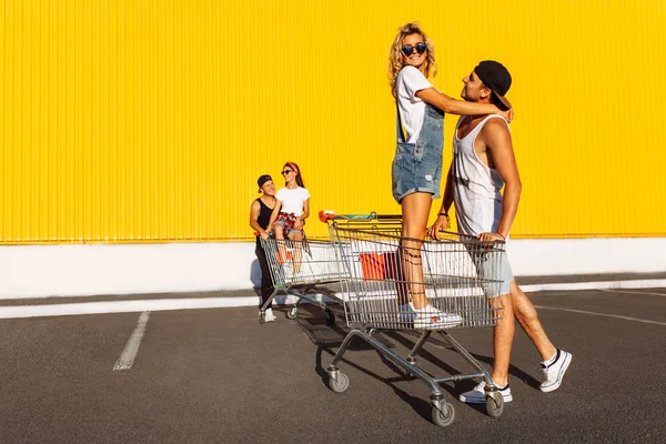 Amigos Passeio Carrinhos Perto Supermercado Grande Passatempo Grupo Jovens Passeios — Fotografia de Stock