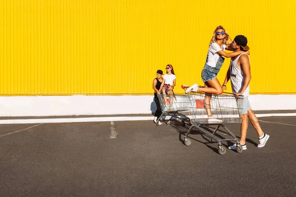 Beijar Amantes Sentados Carrinhos Sentados Carrinho Perto Supermercado Grande Passatempo — Fotografia de Stock