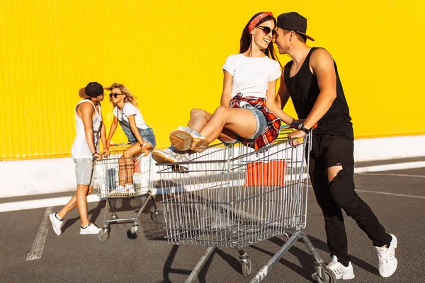 Líbání Lovers Sedí Vozíky Sedí Vozíku Blízkosti Supermarket Skvělá Zábava — Stock fotografie