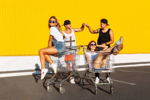 Prietenii Merg Cărucioarele Lângă Supermarket Distracție Grozavă Grup Tineri Plimbă — Fotografie, imagine de stoc