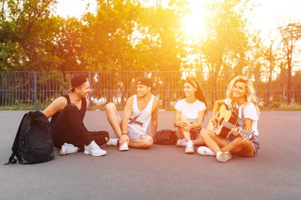 Gruppo Amici Che Divertono Tramonto Sull Asfalto Uno Skate Park — Foto Stock