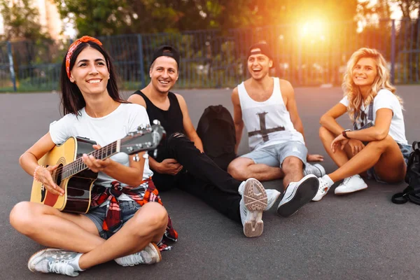 Gruppo Amici Che Divertono Tramonto Sull Asfalto Uno Skate Park — Foto Stock