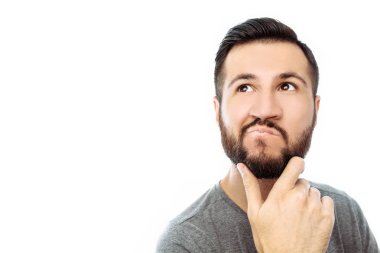 Düşünceli portresi yukarıya bakıp metin ekleme reklam beyaz arka plan üzerinde izole yüz el koyarak gri t-shirt erkekte sakallı
