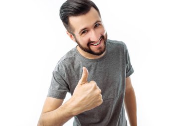 Beyaz arka planda gri tişörtlü, klas, parmak gösteren duygusal hippi portresi.,