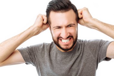 Düşünceli portresi yukarıya bakıp metin ekleme reklam beyaz arka plan üzerinde izole yüz el koyarak gri t-shirt erkekte sakallı