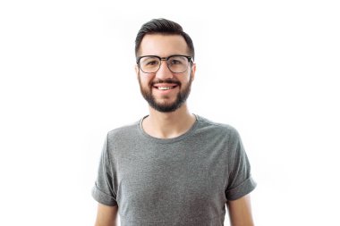 Düşünceli portresi yukarıya bakıp metin ekleme reklam beyaz arka plan üzerinde izole yüz el koyarak gri t-shirt erkekte sakallı
