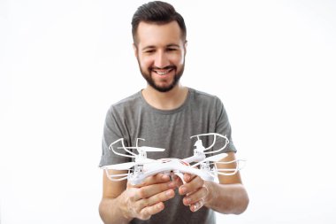 Adam, el, bir dron izole beyaz arka planda gri t-shirt giymiş