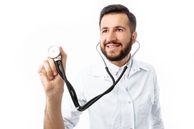 El yakın çekim, steteskop, Genç hipster Doktor portresi beyaz arka plan üzerinde tutan