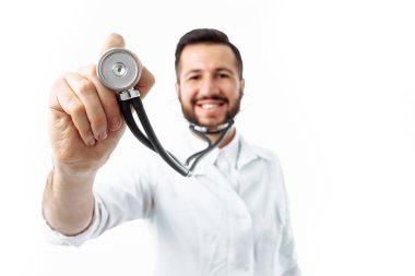El yakın çekim, steteskop, Genç hipster Doktor portresi beyaz arka plan üzerinde tutan