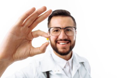 El Doktor tutan tablet, yakın çekim, beyaz arka plan, reklam için