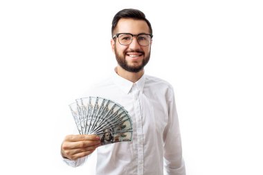 Para tutan bir beyaz arka plan üzerinde izole bir heyecanlı hipster genç adam ayakta görüntüsü. Kameraya bakarak