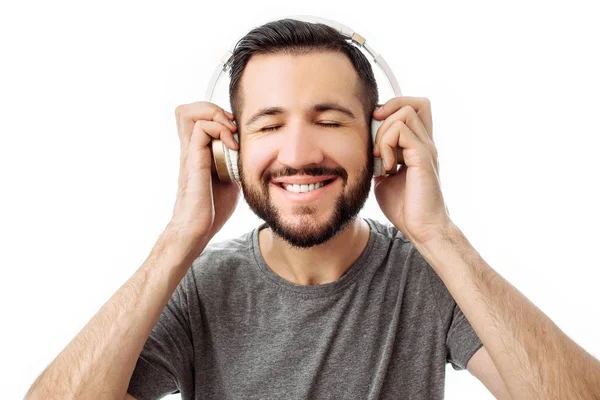Mutlu Hipster Erkekte Gri Shirt Gülümseyerek Kulaklık Müzik Dinlemek Beyaz — Stok fotoğraf