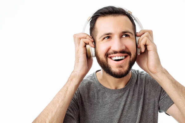 Mutlu Hipster Erkekte Gri Shirt Gülümseyerek Kulaklık Müzik Dinlemek Beyaz — Stok fotoğraf