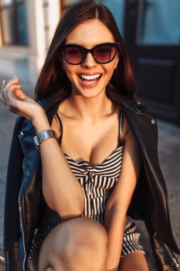 Sokakta kamera önünde poz gülümseyen güzel şık kız içinde siyah ve beyaz Tulum,.