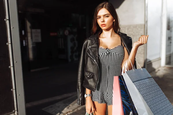 Mooi Stijlvol Meisje Lopend Onderaan Straat Het Winkelen Bedrijf Tassen — Stockfoto