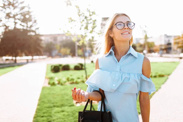 Молодая Позитивная Красавица Очках Студентка Прогуливается Парку Хорошем Настроении — стоковое фото