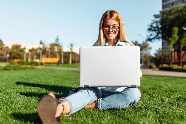 Szczęśliwy Przystojny Student Młoda Kobieta Działa Laptopie Parku Siedzi Trawnik — Zdjęcie stockowe