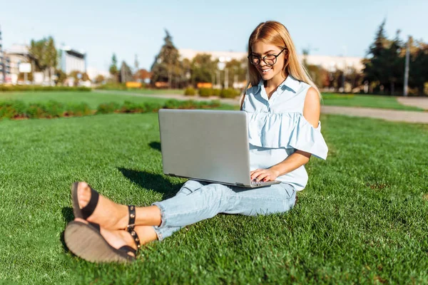 Glücklich Schöne Studentin Junge Frau Laptop Park Sitzend Auf Dem — Stockfoto