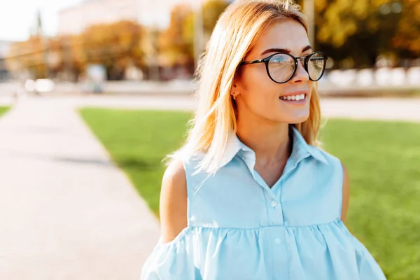 Retrato Uma Menina Bonita Com Óculos Estudante Passeando Parque Bom — Fotografia de Stock