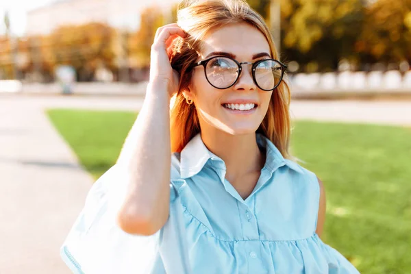 Portret Piękna Dziewczyna Okularach Studentem Spacerując Parku Dobrym Nastroju — Zdjęcie stockowe