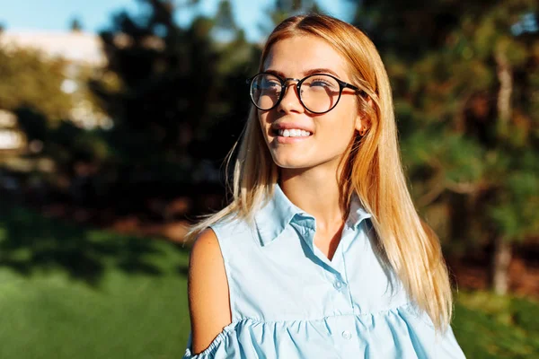 Retrato Una Hermosa Chica Emocional Con Gafas Una Estudiante Parque —  Fotos de Stock