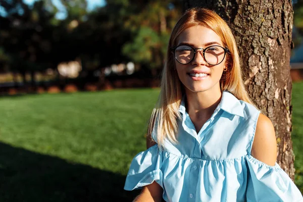 Retrato Uma Menina Bonita Emocional Com Óculos Estudante Parque Posando — Fotografia de Stock