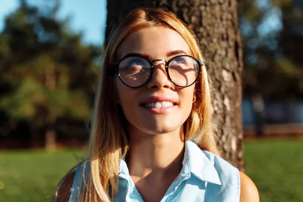 Retrato Una Hermosa Chica Emocional Con Gafas Una Estudiante Parque —  Fotos de Stock