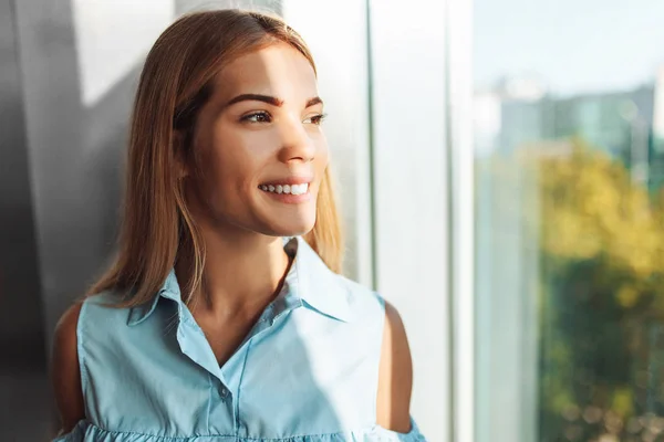 Retrato Una Joven Hermosa Niña Pie Junto Ventana Del Edificio —  Fotos de Stock