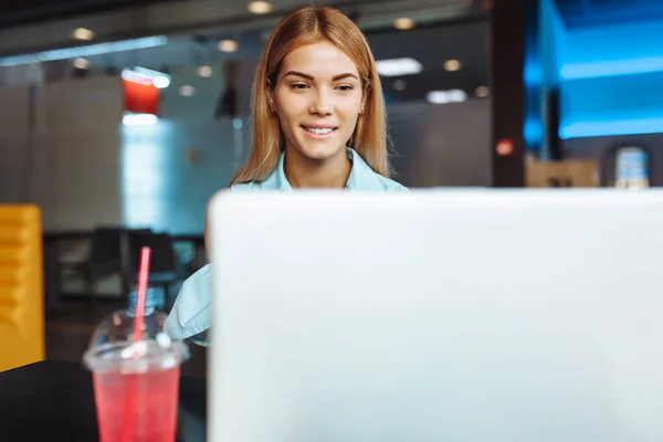 Hermosa Chica Positiva Joven Trabajando Ordenador Portátil Compras Por Internet —  Fotos de Stock