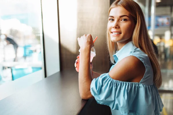 Hermosa Joven Alegre Chica Bebiendo Cóctel Sentado Café Esperando Alguien —  Fotos de Stock