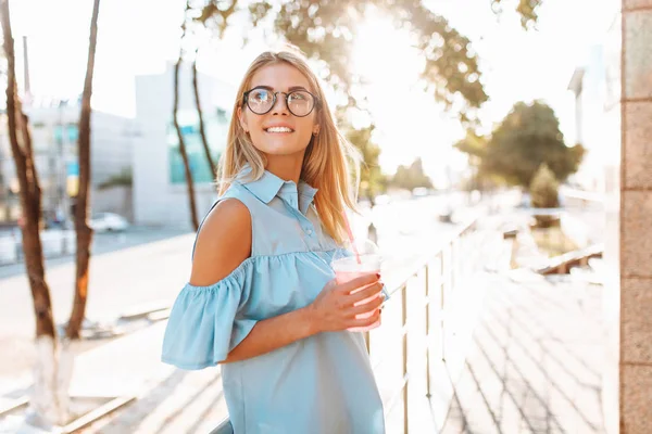 Retrato Uma Bela Estudante Usando Óculos Andando Pela Cidade Com — Fotografia de Stock