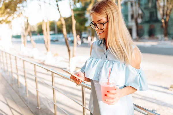 Retrato Una Hermosa Estudiante Gafas Con Cóctel Mano Sosteniendo Teléfono —  Fotos de Stock