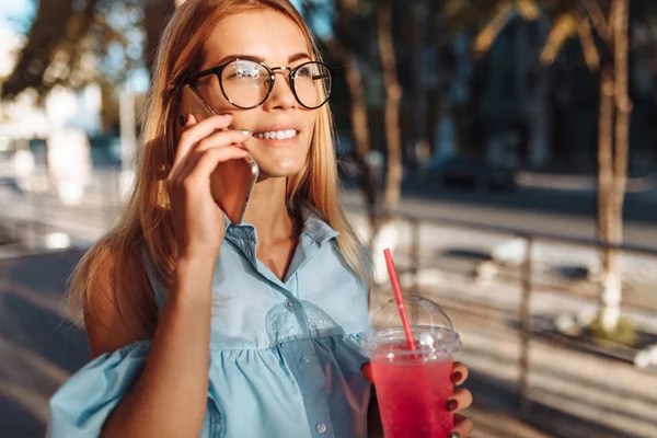 Jovem Estudante Bonita Usando Óculos Falando Telefone Bom Humor Segurando — Fotografia de Stock