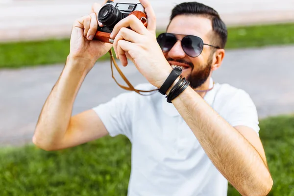 Stylové Hipster Kamerou Fotografování Chodit Městě Dobré Náladě — Stock fotografie