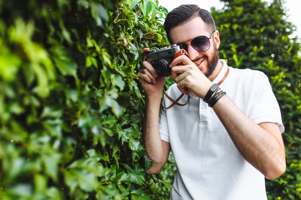 Stijlvolle Hipster Met Een Camera Fotograferen Wandelen Rond Stad Een — Stockfoto