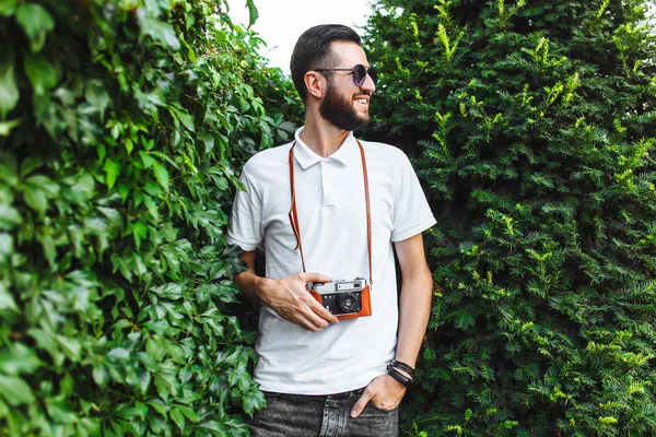 Stylish Hipster Beard Camera Walking City Camera Background Green Leaves — Stock Photo, Image