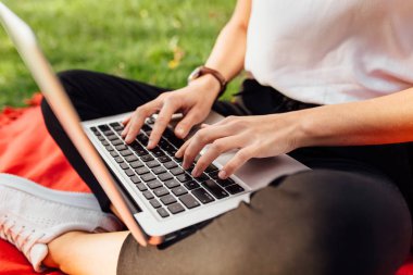 Yakın çekim yansıma el, parmak, klavye metin yazma