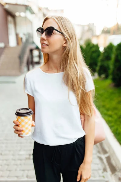 Retrato Uma Jovem Mulher Usando Óculos Sol Vestindo Uma Camiseta — Fotografia de Stock