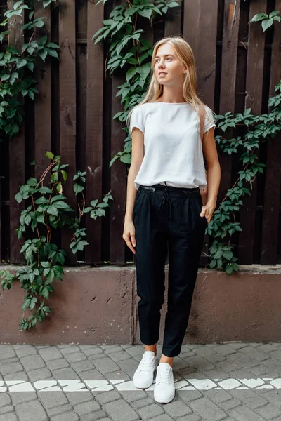 Menina Bonita Nova Vestida Com Uma Camiseta Branca Livre Contra — Fotografia de Stock