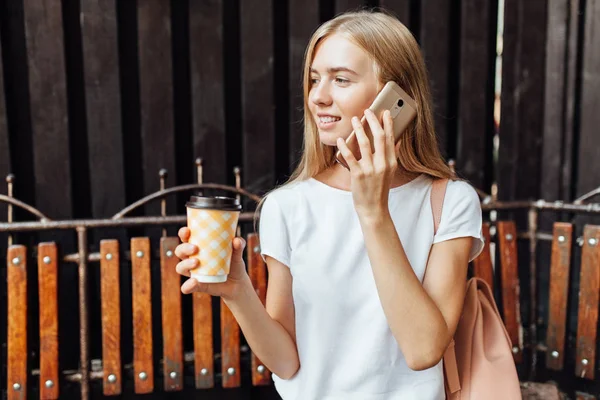 Jeune Belle Fille Parlant Téléphone Buvant Café Dans Une Tasse — Photo