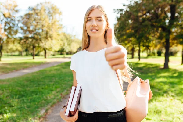 Porträt Einer Schönen Studentin Die Mit Büchern Der Hand Durch — Stockfoto