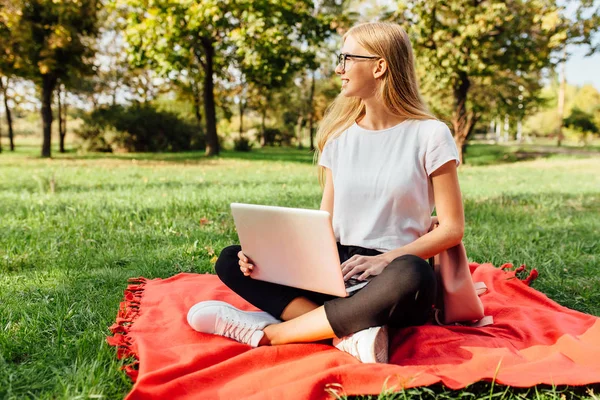 Obraz Piękna Dziewczyna Student Okularach Który Pracuje Laptopie Siedząc Czerwony — Zdjęcie stockowe