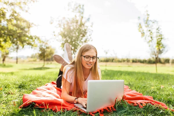 Obraz Piękna Dziewczyna Student Okularach Który Pracuje Laptopie Siedząc Czerwony — Zdjęcie stockowe