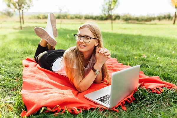 Wizerunek Studenta Piękna Dziewczyna Okularach Który Działa Laptopie Dobrym Nastroju — Zdjęcie stockowe