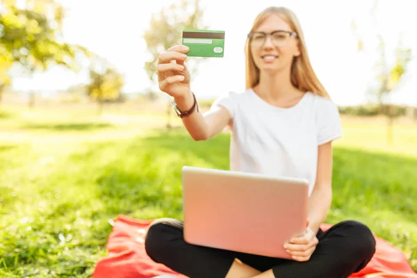Menina Bonita Óculos Com Laptop Touts Cartão Crédito Sentado Parque — Fotografia de Stock