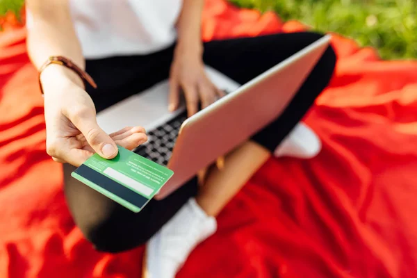 Homem Que Trabalha Com Computador Portátil Mãos Digitando Teclado Cartão — Fotografia de Stock