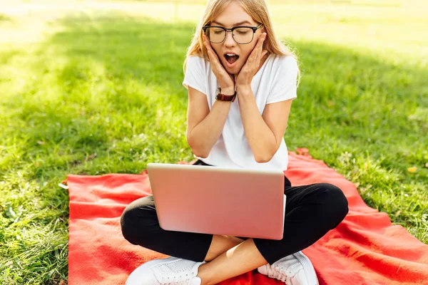 Emocjonalnie Piękna Dziewczyna Okularach Patrząc Ekran Laptopa Wielkim Podziwem Siedząc — Zdjęcie stockowe