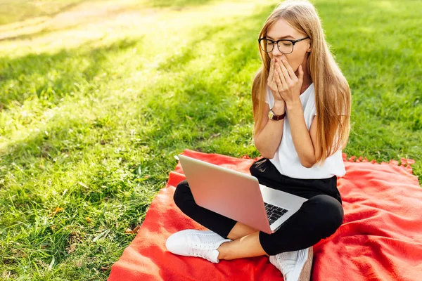 Emocjonalnie Piękna Dziewczyna Okularach Patrząc Ekran Laptopa Wielkim Podziwem Siedząc — Zdjęcie stockowe