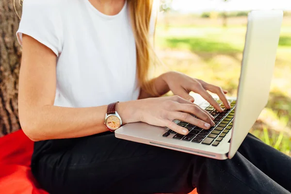 Obraz Piękna Dziewczyna Student Okularach Który Pracuje Laptopie Siedząc Czerwony — Zdjęcie stockowe