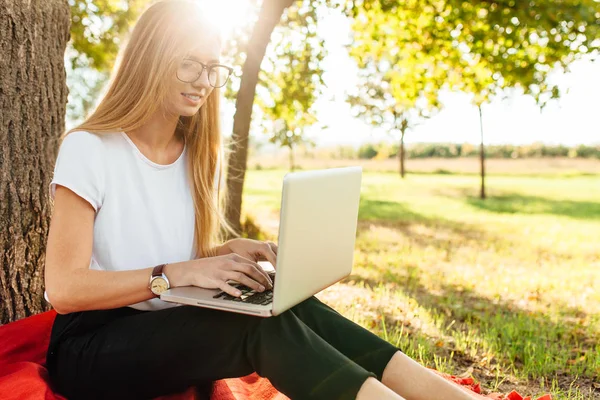 Obraz Piękna Dziewczyna Student Okularach Który Pracuje Laptopie Siedząc Czerwony — Zdjęcie stockowe